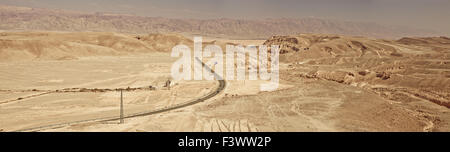 Vista aerea su autostrada nel deserto del Negev Foto Stock