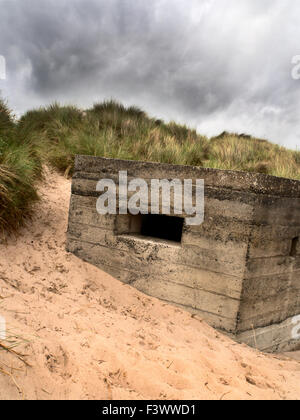 II Guerra Mondiale scatola di pillole a Druridge Bay vicino a camminare in riva al mare sulla costa di Northumberland Inghilterra Foto Stock