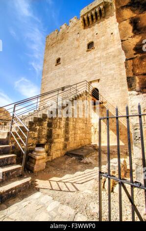 Una vista dell'ingresso del castello medievale di Kolossi. È situato nel sud di Cipro a Limassol. Il castello risale b Foto Stock