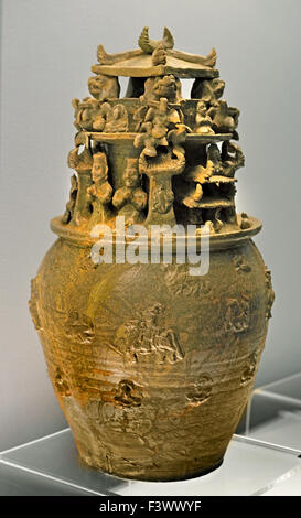 Vaso Celadon con modellato statuine umane, uccelli e architettura ( Western Jin cultura AD 265 - 317 ) al Museo di Shanghai di Antica Arte Cinese Cina Foto Stock