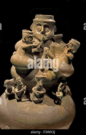 Vaso Celadon con modellato statuine umane - Wuzhou Ware (Wu Membro di tre Kindoms 222 - 280 D.C. ) al Museo di Shanghai di Antica Arte Cinese Cina Foto Stock