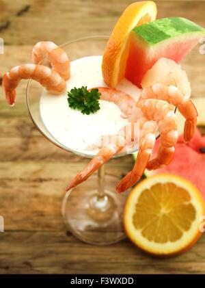 Cocktail di gamberetti con gamberi e frutta Foto Stock