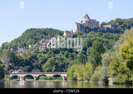Il Castelnaud villaggio con il suo castello sovrastante il fiume Dordogna (Francia). Castelnaud la Chapelle et son château (Francia). Foto Stock