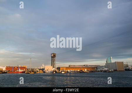 Vista della Torre de Sant Sebastia dal Port Vell di Barcellona, in Catalogna, Spagna Foto Stock