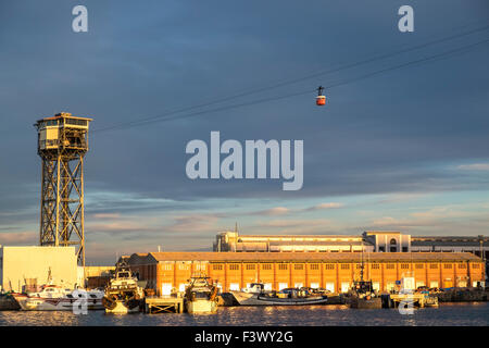 Vista della Torre de Sant Sebastia dal Port Vell di Barcellona, in Catalogna, Spagna Foto Stock