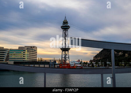 Torre Jaume Barcellona, funicolare con due vetture della funivia e aereo Foto Stock