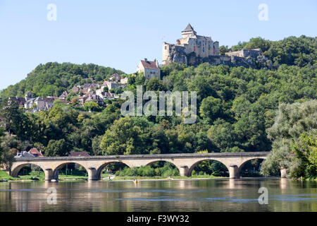 Il Castelnaud villaggio con il suo castello sovrastante il fiume Dordogna (Francia). Castelnaud la Chapelle et son château (Francia). Foto Stock