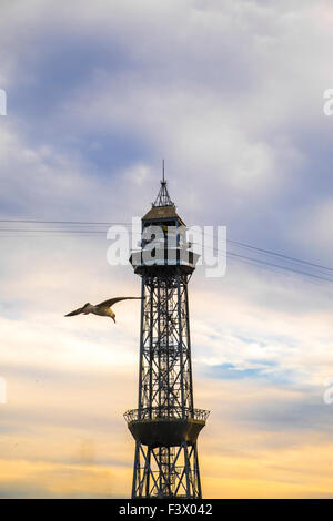 Torre Jaume Barcellona, funicolare con due vetture della funivia e aereo Foto Stock