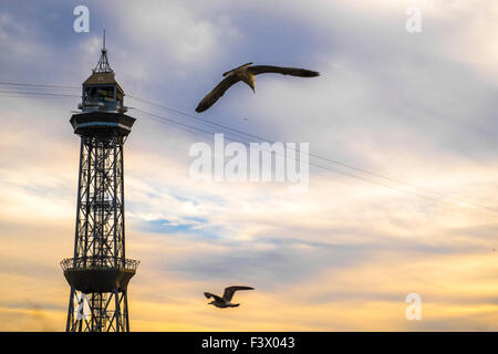 Torre Jaume Barcellona, funicolare con due vetture della funivia e aereo Foto Stock