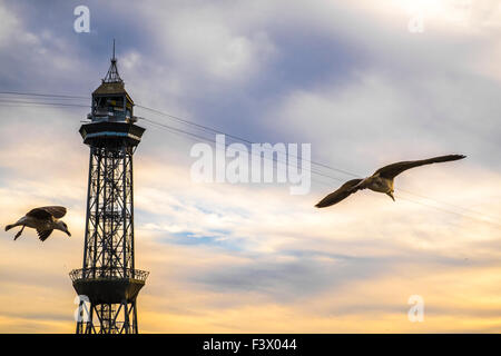 Torre Jaume Barcellona, funicolare con due vetture della funivia e aereo Foto Stock