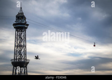 Torre Jaume Barcellona, funicolare con due vetture della funivia e aereo Foto Stock