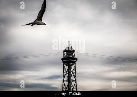 Torre Jaume Barcellona, funicolare con due vetture della funivia e aereo Foto Stock