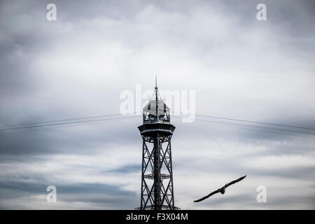 Torre Jaume Barcellona, funicolare con due vetture della funivia e aereo Foto Stock