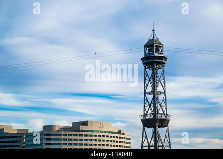 Torre Jaume Barcellona, funicolare con due vetture della funivia e aereo Foto Stock