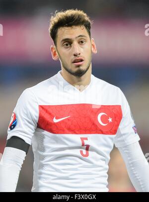 Praga, Repubblica Ceca. 10 ottobre, 2015. La Turchia Hakan Calhanoglu durante UEFA EURO 2016 qualifica partita di calcio tra la Repubblica ceca e Turchia a Praga Repubblica Ceca, 10 ottobre 2015. Foto: Thomas Eisenhuth/dpa - nessun filo SERVICE -/dpa/Alamy Live News Foto Stock