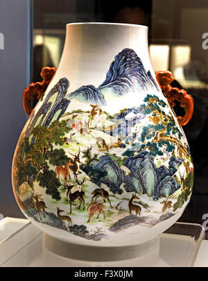 Zun ( vaso ) con Fencai design di un centinaio di cervi Jingdezhen Ware Regno Dinglong ( 1736 1795 AD ) Dinastia Qing al Museo di Shanghai di Antica Arte Cinese Cina Foto Stock