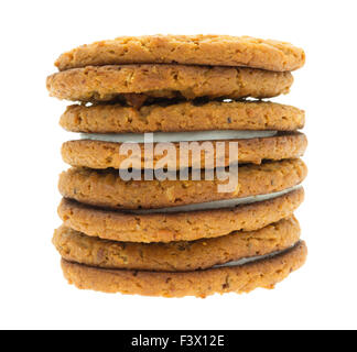 Una pila di fiocchi d'avena crème cookies isolato su uno sfondo bianco. Foto Stock