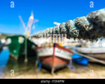 Una fune docks portoghese di una barca da pesca a Sesimbra, nei pressi di Lisbona. Settembre, 2015. Foto Stock