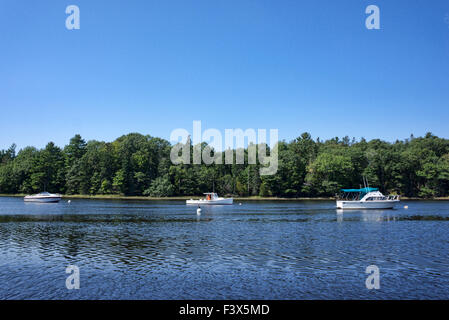 Tre barche ormeggiate sul fiume di unione a Ellsworth Maine in estate. Foto Stock