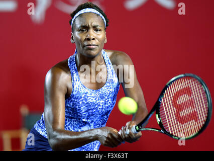 Hong Kong, Cina. Xiii oct, 2015. Venus Williams degli Stati Uniti colpisce un colpo di ritorno contro Yuliya Beygelzimer di Ucraina presso il WTA Hong Kong aprire il torneo di tennis di Hong Kong, Cina, 13 ottobre, 2015. Venus Williams ha vinto 2-1. © Lo Fai Ping/Xinhua/Alamy Live News Foto Stock