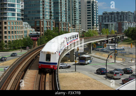 Lo skytrain è un modo completamente automatico Elevato sistema di transito rapido che viaggiano al di sopra del traffico stradale, Vancouver BC Foto Stock
