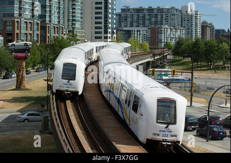 Lo skytrain è un modo completamente automatico Elevato sistema di transito rapido che viaggiano al di sopra del traffico stradale, Vancouver Foto Stock