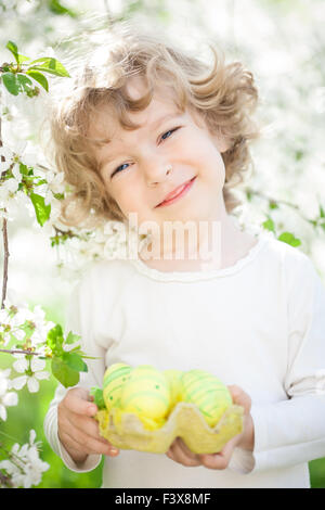 Bambino tenendo le uova di Pasqua Foto Stock