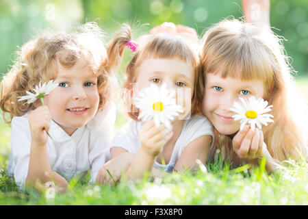 I bambini con i fiori in posizione di parcheggio Foto Stock