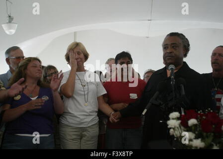 Cindy Sheehan, sinistra, viene superata dalle emozioni come il reverendo Al Sharpton Jr. parla durante una domenica di preghiera presso il Camp Casey II Foto Stock