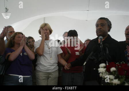 Cindy Sheehan, sinistra, viene superata dalle emozioni come il reverendo Al Sharpton Jr. parla durante una domenica di preghiera presso il Camp Casey II Foto Stock