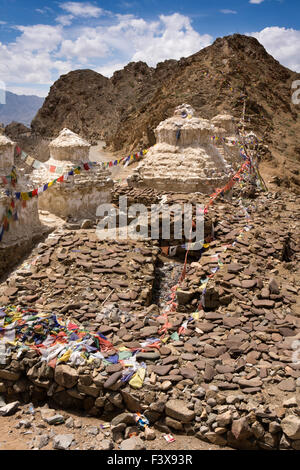 India, Jammu e Kashmir, Ladakh Leh, linea di chortens e mani parete in corrispondenza di ingresso al Namgyal Tsemo Gompa monastero Foto Stock