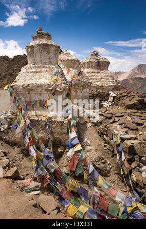 India, Jammu e Kashmir, Ladakh Leh, linea di chortens e bandiere di preghiera all'entrata Namgyal Tsemo Gompa monastero Foto Stock