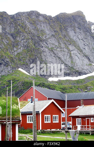 Immagine a colori di alcune case tradizionali in Reine, Isole Lofoten in Norvegia. Foto Stock