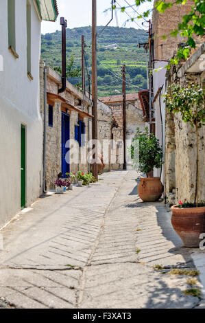 Strada nel vecchio villaggio su Cipro Foto Stock