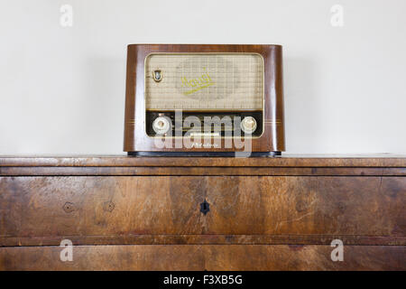 Vecchia radio sul vecchio cassettiera Foto Stock