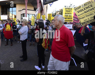 Albuquerque, Nuovo Messico, Stati Uniti d'America. Xii oct, 2015. 101215.City il Consigliere Rey Garduno, ascolta gli altoparlanti prima dell'inizio dei popoli indigeni giorno marzo svoltasi nel centro di Albuquerque .fotografato il lunedì 12 ottobre, 2015 . /Adolphe Pierre-Louis/ufficiale. © Adolphe Pierre-Louis/Albuquerque ufficiale/ZUMA filo/Alamy Live News Foto Stock