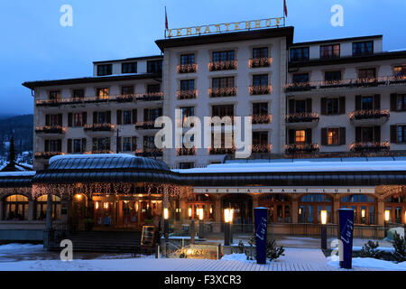 In inverno la neve vista su alberghi in Zermatt town, il Cantone del Vallese, Pennine, Svizzera meridionale, Europa. Foto Stock