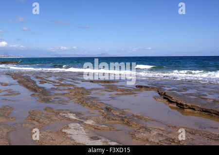 Piscine di roccia sull'isola greca di creta. Foto Stock