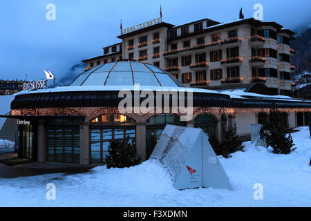 In inverno la neve vista su alberghi in Zermatt town, il Cantone del Vallese, Pennine, Svizzera meridionale, Europa. Foto Stock
