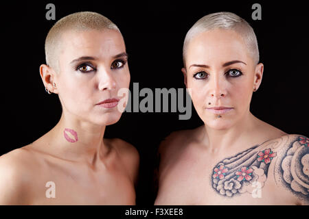 Belle donne con capelli corti e tatuaggi Foto Stock