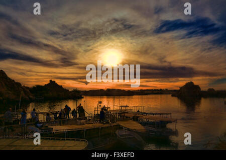 Tramonto sul Nilo shot presi dal Tempio di Philae Foto Stock