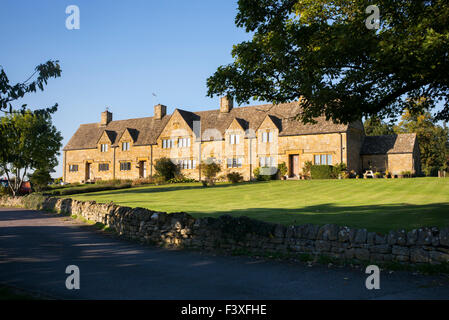 Sera La luce del sole su wedgewood cottages in Stanton village, Cotswolds, Gloucestershire, Inghilterra Foto Stock