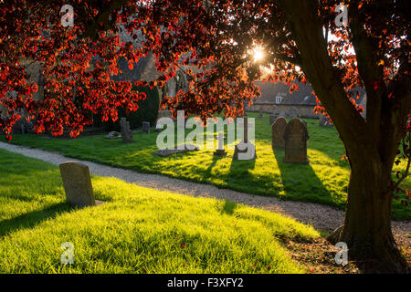 Sera La luce del sole su San Barnaba sagrato, Snowshill, Cotswolds, Gloucestershire, Inghilterra Foto Stock