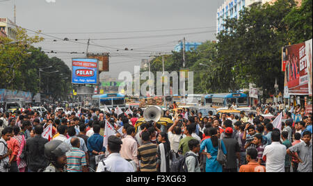 Kolkata, India. Xiii oct, 2015. La Gioventù di sinistra tenere premuto segno di protesta chiedendo le dimissioni del ministro dell'istruzione del Bengala Occidentale Partha Chatterjee per la mancanza di trasparenza e la domanda di carta di perdita di insegnanti delle scuole primarie di test di idoneità (TET). Come molti come 12 sinistra-affiliati studenti e giovani ali, inclusi gli studenti Federation of India (SFI) e democratico Federazione giovanile dell India (DYFI) ha preso a marzo dal College square a Moulali. Credito: Tanmoy Bhaduri/Pacific Press/Alamy Live News Foto Stock