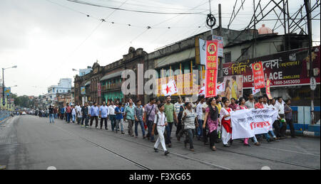 Kolkata, India. Xiii oct, 2015. La Gioventù di sinistra tenere premuto segno di protesta chiedendo le dimissioni del ministro dell'istruzione del Bengala Occidentale Partha Chatterjee per la mancanza di trasparenza e la domanda di carta di perdita di insegnanti delle scuole primarie di test di idoneità (TET). Come molti come 12 sinistra-affiliati studenti e giovani ali, inclusi gli studenti Federation of India (SFI) e democratico Federazione giovanile dell India (DYFI) ha preso a marzo dal College square a Moulali. Credito: Tanmoy Bhaduri/Pacific Press/Alamy Live News Foto Stock