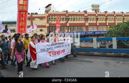 Kolkata, India. Xiii oct, 2015. La Gioventù di sinistra tenere premuto segno di protesta chiedendo le dimissioni del ministro dell'istruzione del Bengala Occidentale Partha Chatterjee per la mancanza di trasparenza e la domanda di carta di perdita di insegnanti delle scuole primarie di test di idoneità (TET). Come molti come 12 sinistra-affiliati studenti e giovani ali, inclusi gli studenti Federation of India (SFI) e democratico Federazione giovanile dell India (DYFI) ha preso a marzo dal College square a Moulali. Credito: Tanmoy Bhaduri/Pacific Press/Alamy Live News Foto Stock