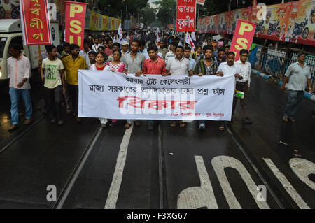 Kolkata, India. Xiii oct, 2015. La Gioventù di sinistra tenere premuto segno di protesta chiedendo le dimissioni del ministro dell'istruzione del Bengala Occidentale Partha Chatterjee per la mancanza di trasparenza e la domanda di carta di perdita di insegnanti delle scuole primarie di test di idoneità (TET). Come molti come 12 sinistra-affiliati studenti e giovani ali, inclusi gli studenti Federation of India (SFI) e democratico Federazione giovanile dell India (DYFI) ha preso a marzo dal College square a Moulali. Credito: Tanmoy Bhaduri/Pacific Press/Alamy Live News Foto Stock