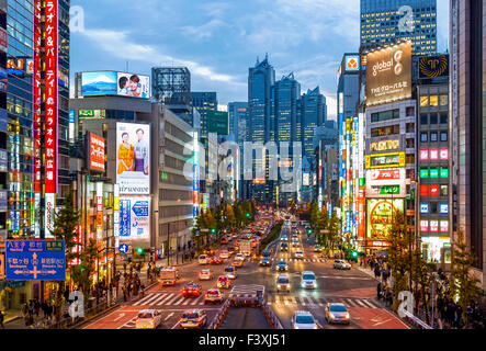Lo skyline di Tokyo Shinjuku Tokyo insegne al neon Park Hyatt Hotel di Notte Foto Stock