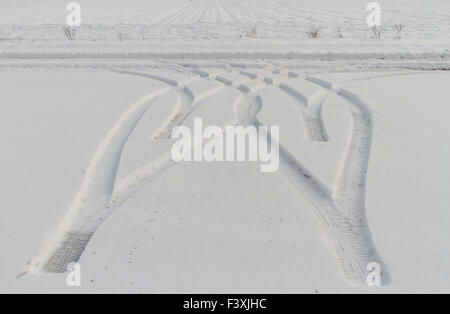 Tracce dalle ruote della vettura sulla neve Foto Stock