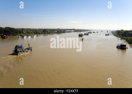 Le navi su Pazundaung Creek, Rangun, Myanmar Foto Stock